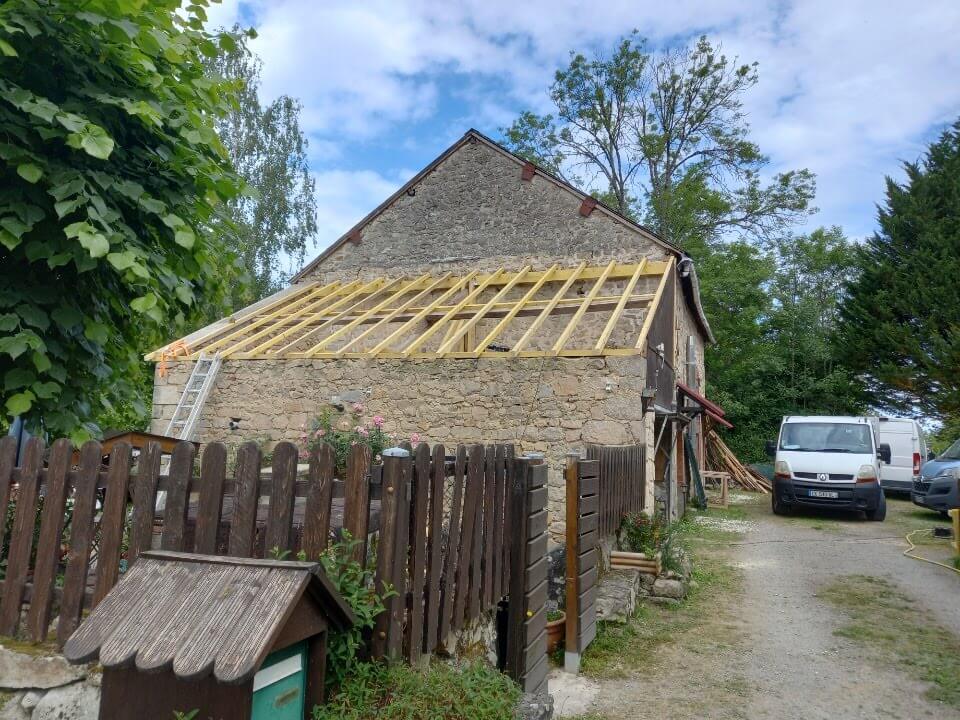 extension de maison pierre avec couverture en tuille mécaniques en Creuse