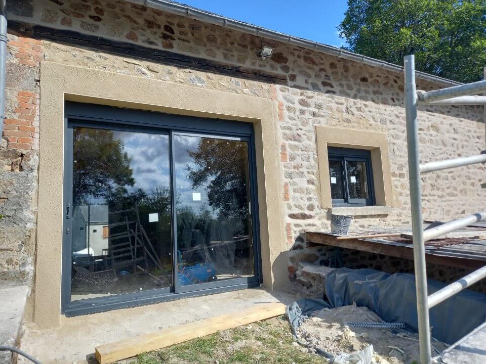 réalisation d'ouvertures sur une maison en pierre en creuse
